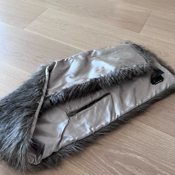 Club Monaco Faux Fur scarf - Picture 3 of 3